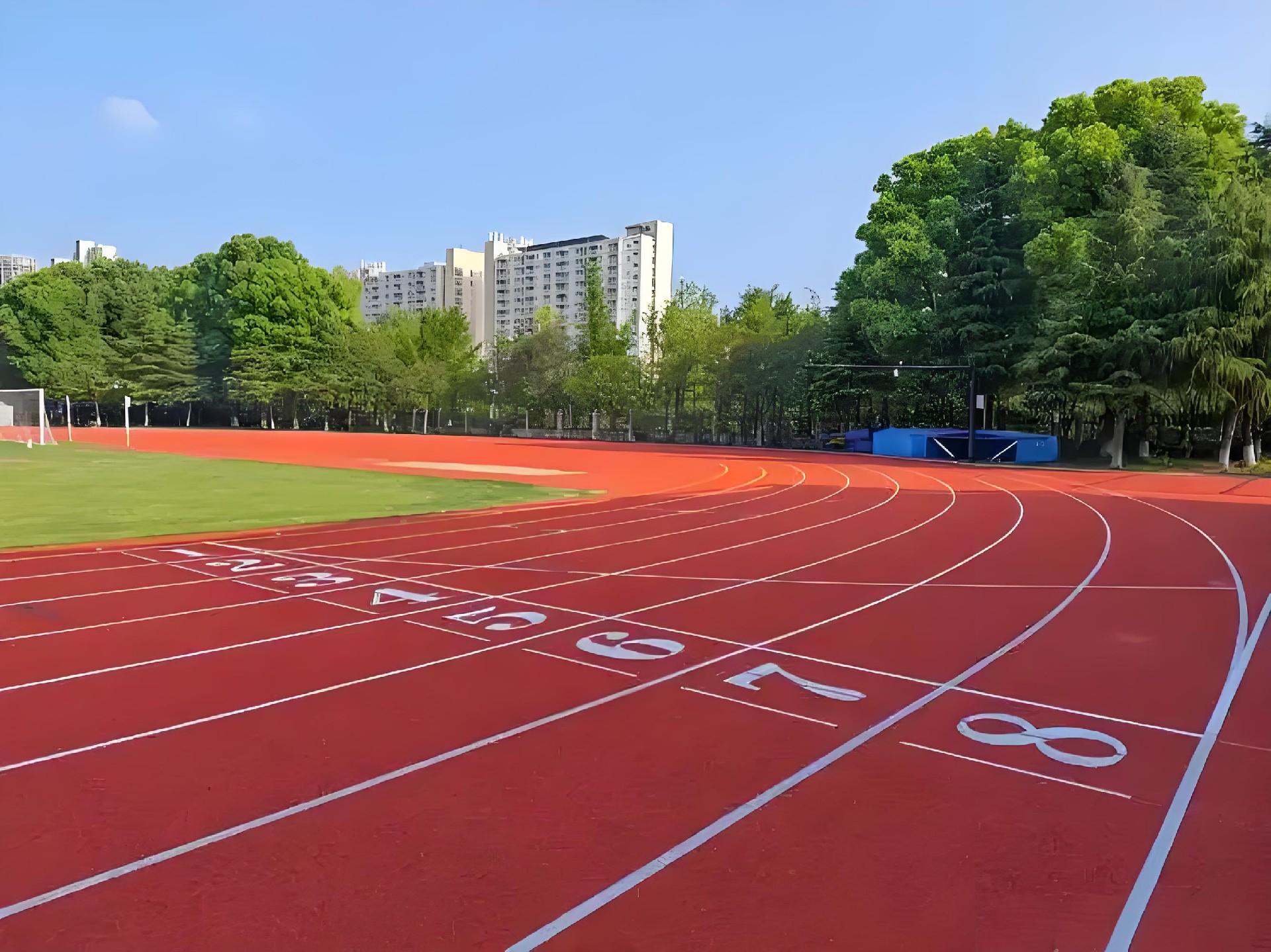 1744944770139833.jpg 學校跑道地面